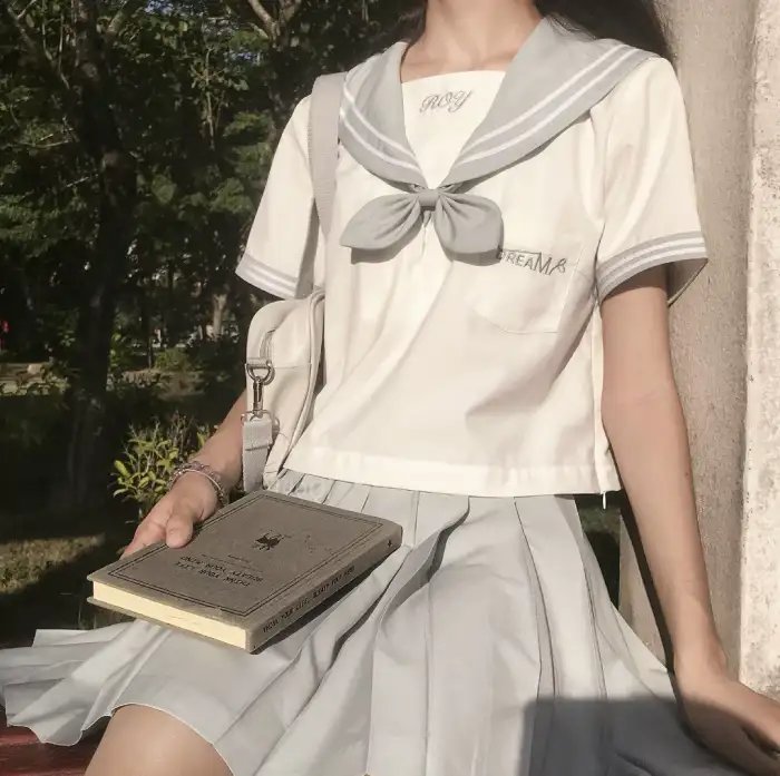 腰间持枪